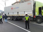 petugas-unit-gakkum-satlantas-polresta-magelang-olah-tkp-kecelakaan-truk-tabrak-motor-di-secang-selasa-2152024_169